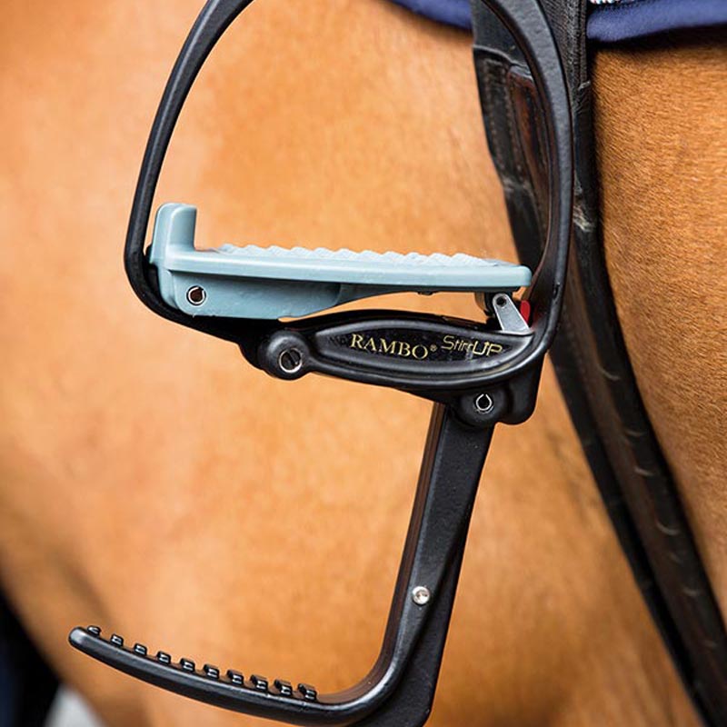 подпруга для лошади. стремена для лошади. прикрепить к стремени. сапог в стремени. шпоры у наездника.